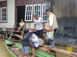 Gubernur Jambi Beri Bantuan Korban Banjir, Warga Diimbau Mengungsi