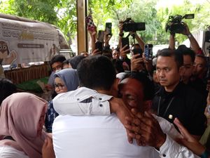 Warga Kampung Bayam Peluk Anies Sebelum Acara Desak Anies Dimulai