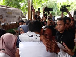Warga Kampung Bayam Peluk Anies Sebelum Acara Desak Anies Dimulai