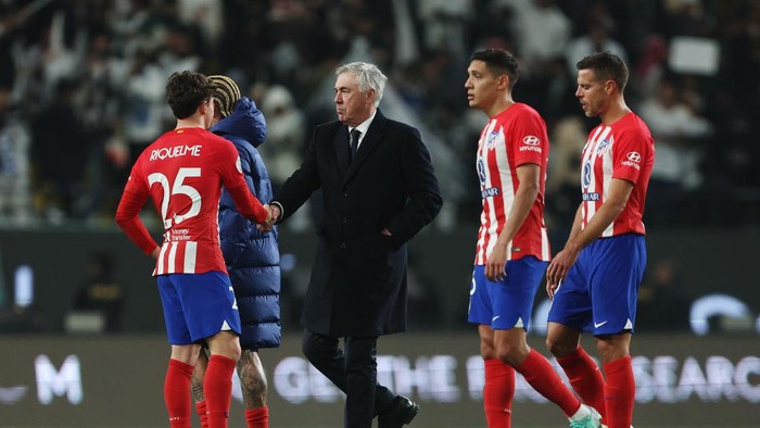RIYADH, SAUDI ARABIA - JANUARY 10: Diego Simeone, Head Coach of Atletico Madrid, interacts with Rodrigo Riquelme of Atletico Madrid after their teams defeat in the Super Copa de Espana semi-final match between Real Madrid CF and Atletico Madrid at Al-Awwal Park on January 10, 2024 in Riyadh, Saudi Arabia. (Photo by Yasser Bakhsh/Getty Images)