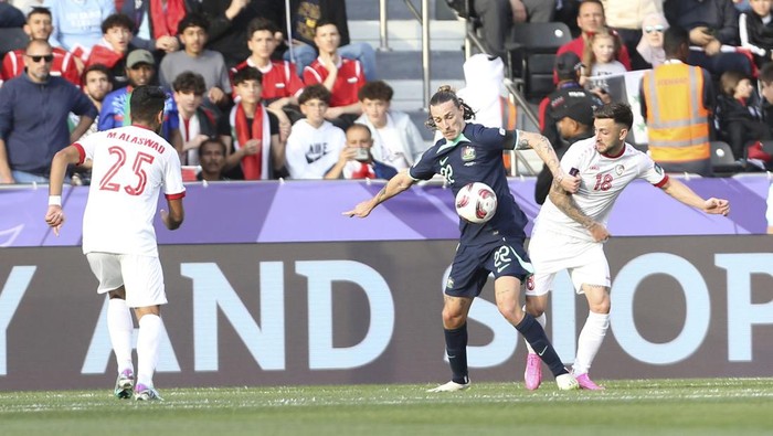 Australias Jackson Irvine controls the ball to score the opening goal during the Asian Cup Group B soccer match between Australia and Syria at Jassim Bin Hamad Stadium in Doha, Qatar, Thursday, Jan. 18, 2024. (AP Photo/Hussein Sayed)