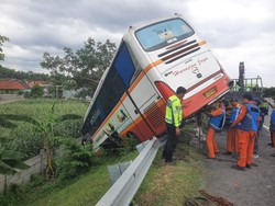 Bus Harapan Jaya Kecelakaan di Tol Mojokerto-Surabaya