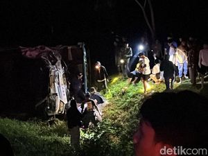 Tragedi 2 Bus Tabrak Kendaraan Pecah Ban di Tol Jatim Tragedi 2 Bus Tabrak Kendaraan Pecah Ban di Tol Jatim