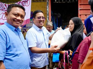 Emak-emak Fans Prabowo-Gibran Serbu Pasar Murah Gerindra Jatim di Kediri Emak-emak Fans Prabowo-Gibran Serbu Pasar Murah Gerindra Jatim di Kediri