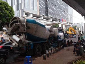 Truk Molen yang Tabrak Tiang Rambu di Gatsu Telah Dievakuasi Truk Molen yang Tabrak Tiang Rambu di Gatsu Telah Dievakuasi