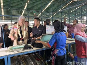 Ganjar Bangga Sepatu Brand Luar Negeri Diproduksi di Ngawi Ganjar Bangga Sepatu Brand Luar Negeri Diproduksi di Ngawi