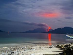 Gunung Lewotobi Laki-laki Muntahkan Lava Sejauh 3,5 Kilometer