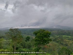 Penampakan Gunung Semeru Usai Erupsi Keluarkan Abu Setinggi 700 Meter
