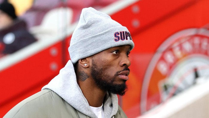 BRENTFORD, ENGLAND - DECEMBER 17: Ivan Toney of Brentford looks on prior tog the Premier League match between Brentford FC and Aston Villa at Gtech Community Stadium on December 17, 2023 in Brentford, England. (Photo by Ryan Pierse/Getty Images)