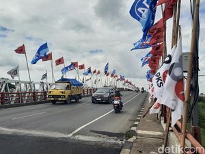 Bendera Parpol Penuhi Jembatan Tanggulangin Kudus Bikin Warga Waswas Bendera Parpol Penuhi Jembatan Tanggulangin Kudus Bikin Warga Waswas