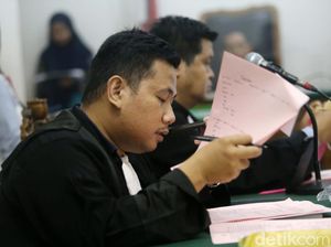 Suami Penjual Cucur Keroyok Kuli Panggul di Surabaya Dituntut 4,5 Tahun Bui Suami Penjual Cucur Keroyok Kuli Panggul di Surabaya Dituntut 4,5 Tahun Bui