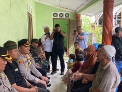 Melayat ke Rumah Remaja Tewas Diduga Tertembak di Belawan, Kapolres Minta Maaf