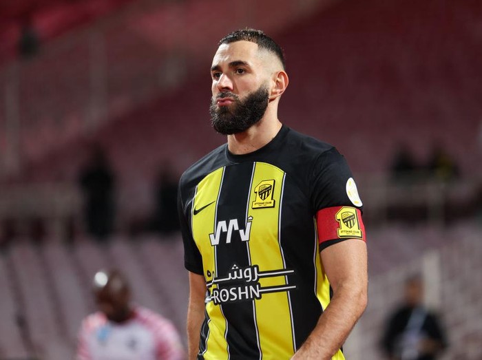 MECCA, SAUDI ARABIA - DECEMBER 23: Karim Benzema of Al Ittihad looks on prior the Saudi Pro League match between Al-Ittihad and Al-Raed at King Abdul Aziz Stadium on December 23, 2023 in Mecca, Saudi Arabia. (Photo by Yasser Bakhsh/Getty Images)
