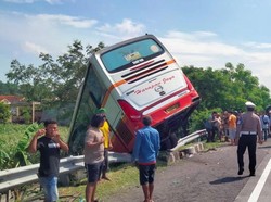 Bus Harapan Jaya Tabrak Mobil hingga Nyungsep di Tol Mojokerto-Surabaya