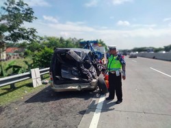 Mitsubishi Kuda yang Ditabrak Bus Harapan Jaya di Tol Sumo Alami Pecah Ban