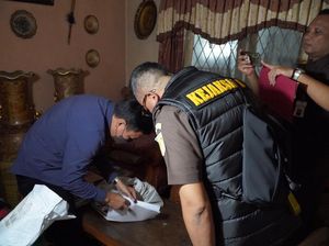 Kejati Sumsel Geledah Rumah Tersangka Gratifikasi Oknum PNS Inspektorat