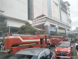 Kepulan Asap Muncul dari Basemen Pasar Baru Bandung, Pengunjung Kaget