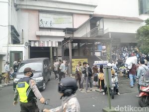 Kala Basemen Pasar Baru Bandung Disergap Asap Hitam