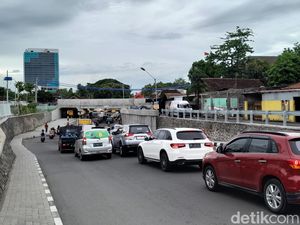 Jam Pulang Kerja, Lalin di Viaduk Gilingan Sore Ini Padat Jam Pulang Kerja, Lalin di Viaduk Gilingan Sore Ini Padat