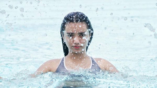 6 Potret Laurencia Monica Hobi Basah-basahan