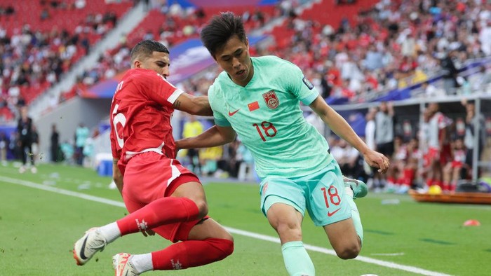 DOHA, QATAR - JANUARY 17: Dai Wai-tsun of Team China and Hussein Al Zein of Team Lebanon compete for the ball during the AFC Asian Cup Qatar 2023 second round Group A match between China and Lebanon at the Al Thumama Stadium on January 17, 2024 in Doha, Qatar. (Photo by Lintao Zhang/Getty Images)