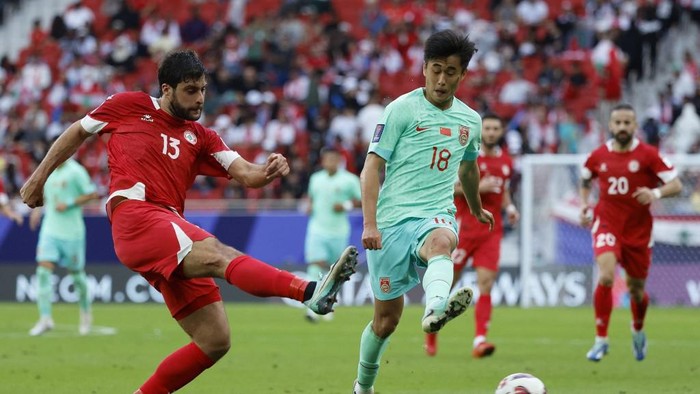 Lebanons defender #13 Khalil Khamis is marked by Chinas midfielder #18 Dai Wai-tsun during the Qatar 2023 AFC Asian Cup Group A football match between Lebanon and China at the Al-Thumama Stadium in Doha on January 17, 2024. (Photo by KARIM JAAFAR / AFP)