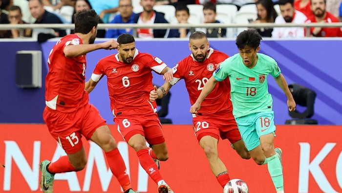 Soccer Football - AFC Asian Cup - Group A - Lebanon v China - Al Thumama Stadium, Doha, Qatar - January 17, 2024 China's Dai Wai-Tsun in action with Lebanon's Hussein Zein, Ali Tneich and Khalil Khamis REUTERS/Ibraheem Al Omari