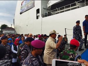 Menhan Prabowo Lepas KRI dr Radjiman Kirim Bantuan Kemanusiaan ke Gaza Menhan Prabowo Lepas KRI dr Radjiman Kirim Bantuan Kemanusiaan ke Gaza