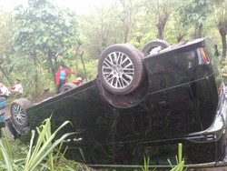 Mobil Eks Walkot Denpasar Terbalik hingga Arya Wedakarna Marahi Guru