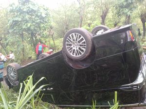 Mobil Eks Walkot Denpasar Terbalik hingga Arya Wedakarna Marahi Guru Mobil Eks Walkot Denpasar Terbalik hingga Arya Wedakarna Marahi Guru