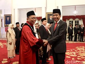 Ucap Sumpah di Hadapan Jokowi, Arsul Sani Resmi Jadi Hakim MK Ucap Sumpah di Hadapan Jokowi, Arsul Sani Resmi Jadi Hakim MK