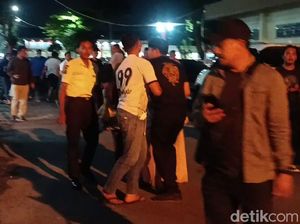 Keluarga Remaja Tewas Diduga Ditembak Cekcok dengan Polisi di RS Bhayangkara Keluarga Remaja Tewas Diduga Ditembak Cekcok dengan Polisi di RS Bhayangkara