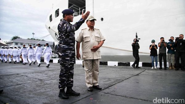 Momen Prabowo Lepas KRI dr Radjiman Kirim Bantuan ke Gaza