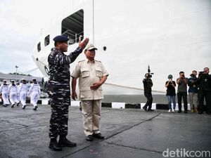 Momen Prabowo Lepas KRI dr Radjiman Kirim Bantuan ke Gaza Momen Prabowo Lepas KRI dr Radjiman Kirim Bantuan ke Gaza