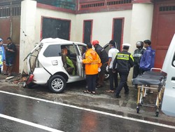 Brak! Mobil Ringsek Tabrak Pagar Rumah di Jalan Wates Kulon Progo