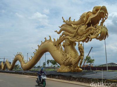 Penampakan Naga Emas Raksasa Sepanjang 153 Meter di PIK 2
