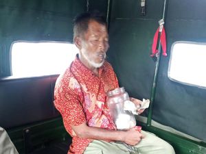 Momen Pengemis Viral Bawa Toples Penuh Uang Diamankan Satpol PP Momen Pengemis Viral Bawa Toples Penuh Uang Diamankan Satpol PP