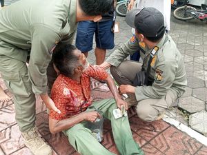 Pengemis Viral Bawa Toples Penuh Uang di Plengkung Gading Diamankan! Pengemis Viral Bawa Toples Penuh Uang di Plengkung Gading Diamankan!