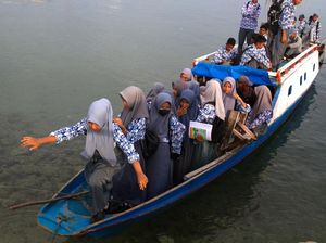 Potret Penyeberangan Gratis Siswa Sekolah di Kabupaten Muna Sulteng Potret Penyeberangan Gratis Siswa Sekolah di Kabupaten Muna Sulteng