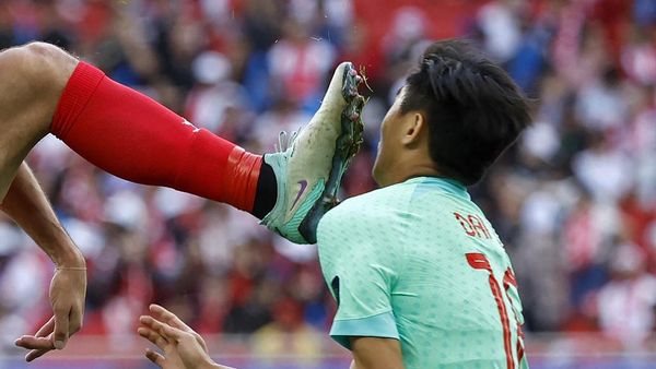 Momen Pemain China Kena Tekel Kungfu di Piala Asia 2023