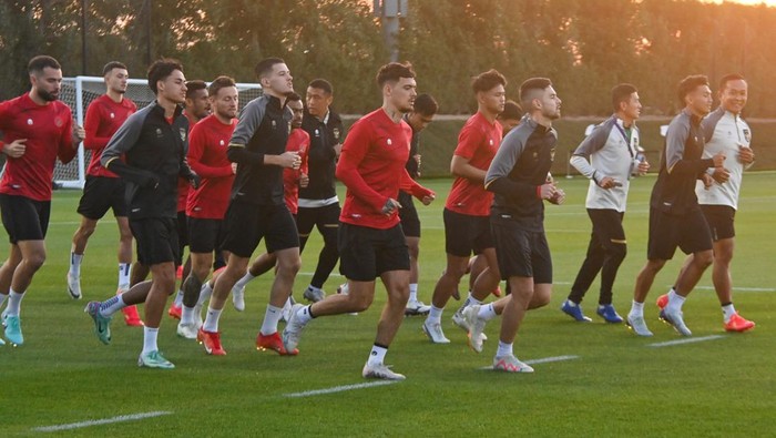 Sejumlah pesepak bola timnas Indonesia melakukan latihan di Lapangan Al Egla 2, Usail, Qatar, Rabu (17/1/2024). Timnas Indonesia akan bertanding melawan timnas Vietnam pada pertandingan kedua grup D Piala Asia 2023 di Qatar pada Jumat (19/1/2024). ANTARAFOTO/Yusran Uccang/wpa.