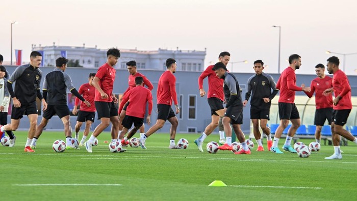 Sejumlah pesepak bola timnas Indonesia melakukan latihan di Lapangan Al Egla 2, Usail, Qatar, Rabu (17/1/2024). Timnas Indonesia akan bertanding melawan timnas Vietnam pada pertandingan kedua grup D Piala Asia 2023 di Qatar pada Jumat (19/1/2024). ANTARAFOTO/Yusran Uccang/wpa.