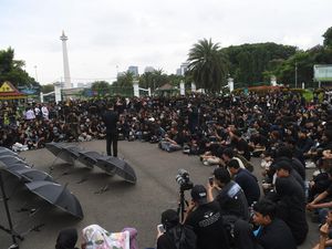 Potret 17 Tahun Aksi Kamisan, Mencari Keadilan dari Seberang Istana Potret 17 Tahun Aksi Kamisan, Mencari Keadilan dari Seberang Istana