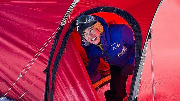 Potret Pendaki Perempuan Pertama Indonesia Penakluk Kutub Selatan