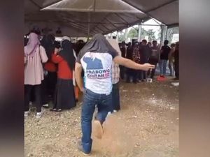 Pria Berkaus Prabowo-Gibran Joget di Lokasi Kampanye Anies di Bone Pria Berkaus Prabowo-Gibran Joget di Lokasi Kampanye Anies di Bone