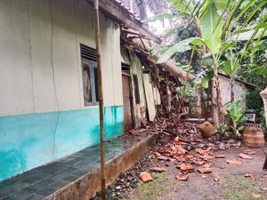 Hujan Angin Terjang Pangandaran, Satu Rumah Warga Rusak Tertimpa Pohon