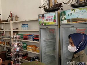 Toko Kelontong di Surabaya Disegel Satpol PP gegara Ngeyel Jual Miras Toko Kelontong di Surabaya Disegel Satpol PP gegara Ngeyel Jual Miras