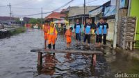 Semangat Belajar Siswa Sidoarjo Ditengah Sekolah Tergenang Banjir
