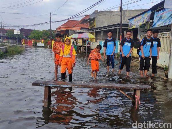 Semangat Belajar Siswa Sidoarjo Ditengah Sekolah Tergenang Banjir