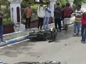 Tabrakan Maut 2 Motor gegara Lawan Arah di Kupang, 1 Orang Tewas Tabrakan Maut 2 Motor gegara Lawan Arah di Kupang, 1 Orang Tewas